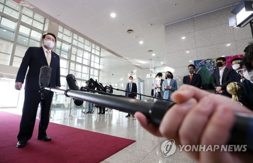 출근길 질의응답하는 윤석열 대통령