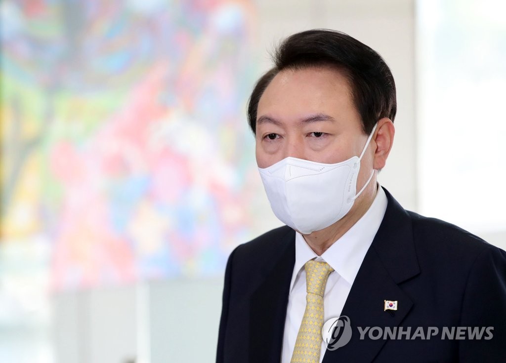 President Yoon Suk-yeol arrives at the presidential office in Seoul on Nov. 18, 2022. (Pool photo) (Yonhap)