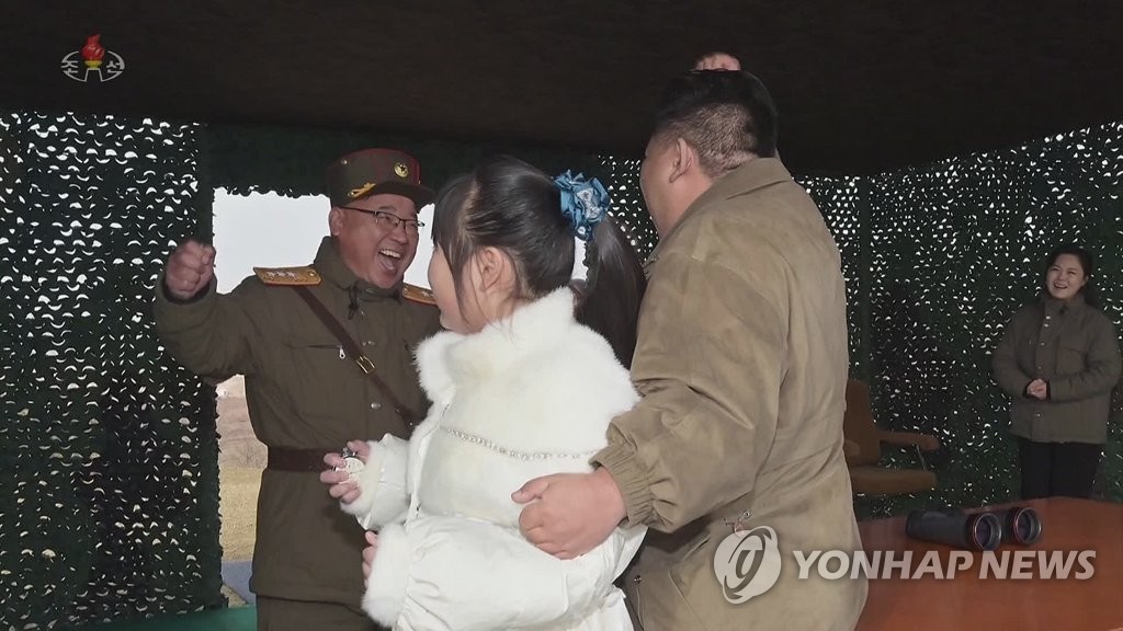 지난달 18일 화성-17형 시험발사장에서 딸 안고 환호하는 북한 김정은