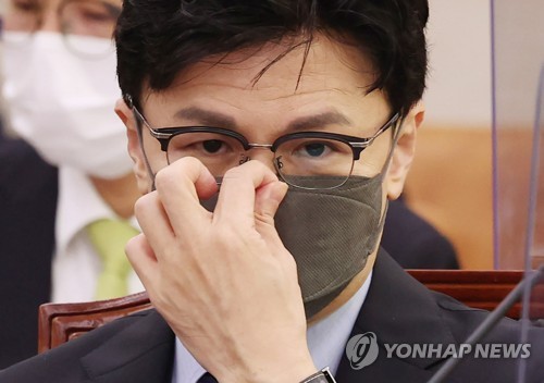 마스크 고쳐 쓰는 한동훈 법무부 장관