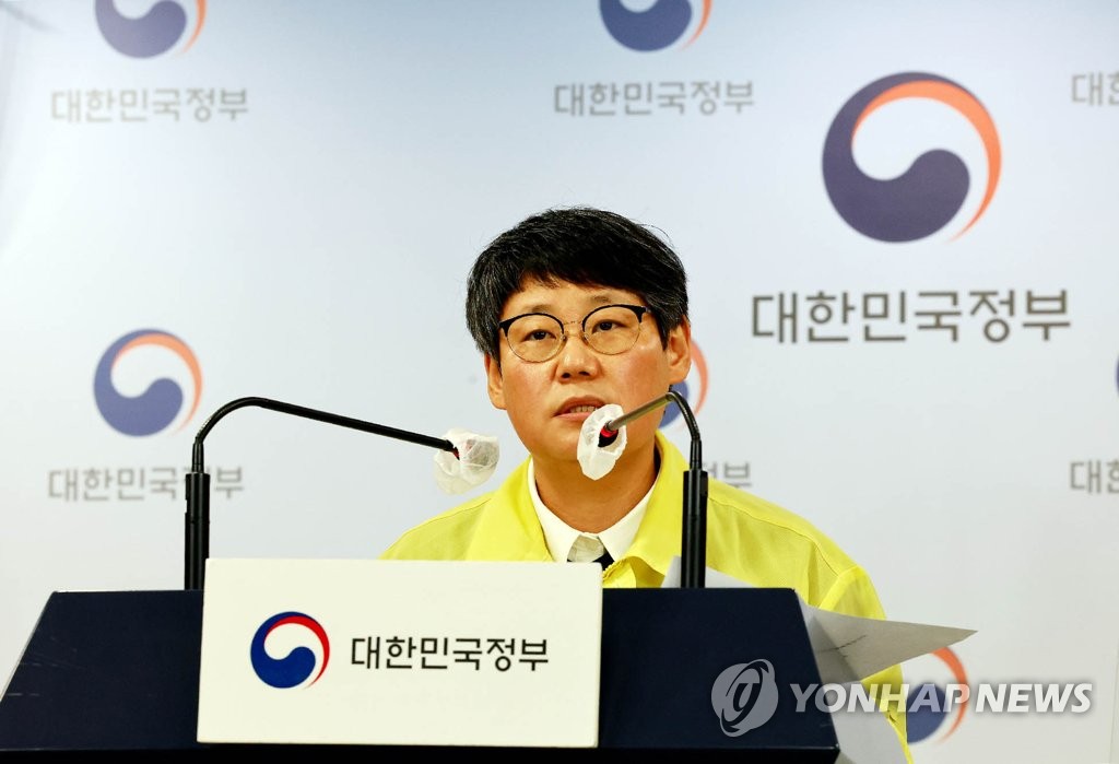 코로나19 대응 정례브리핑 하는 박향 총괄반장