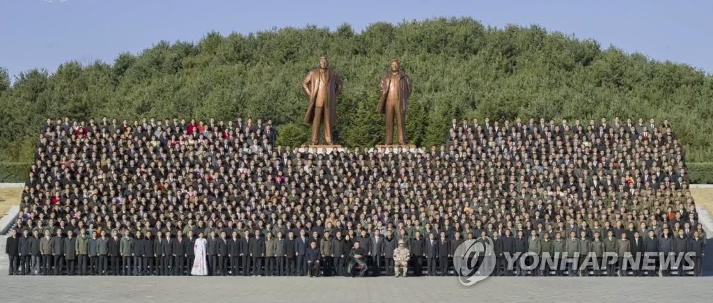 김정은, ICBM 공로자들과 기념사진…둘째딸 또 동행