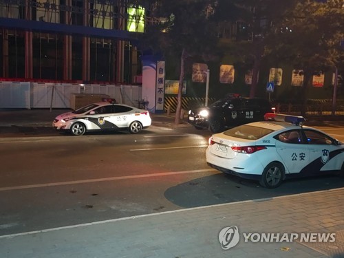 '시위 원천봉쇄' 중국 베이징 중심가에 배치된 경찰차