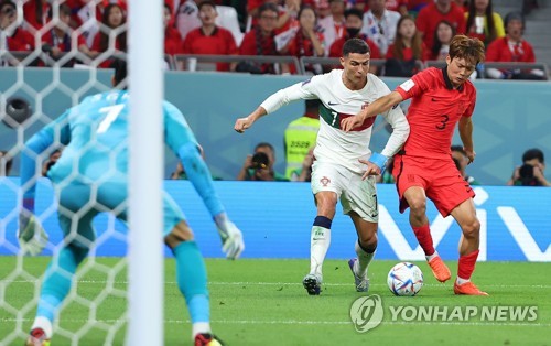 호날두 수비하는 김진수