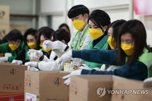 쪽방촌에 전달할 생필품 포장하는 김건희 여사