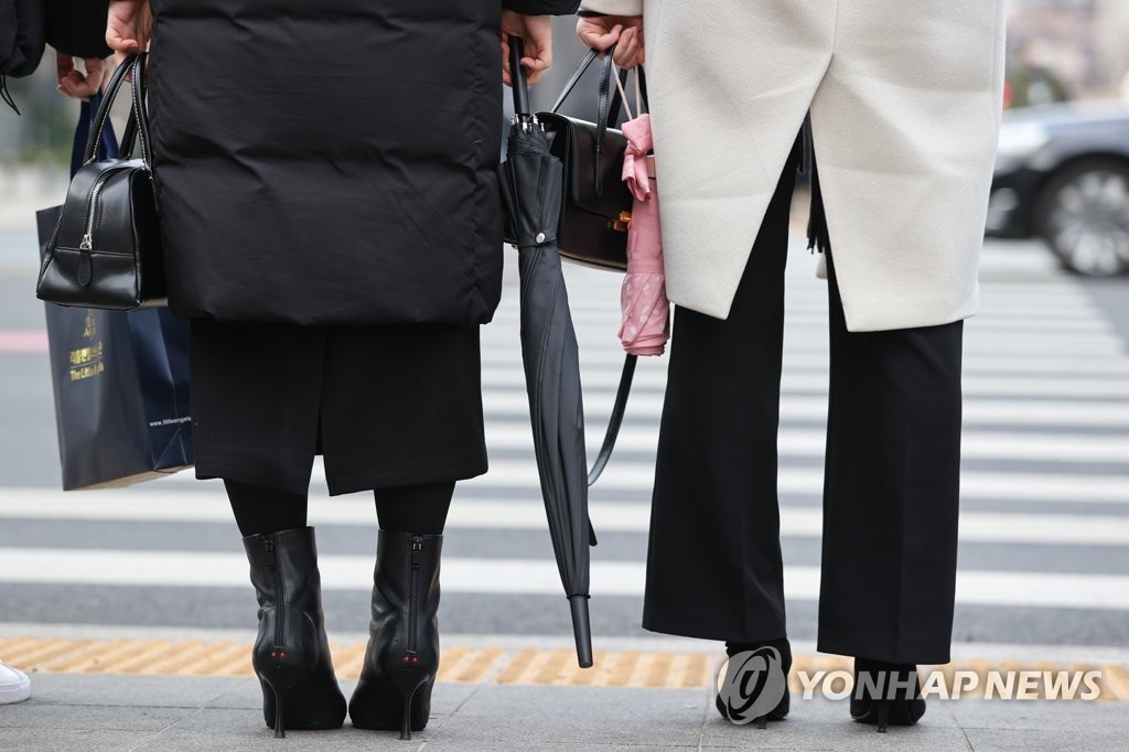 흐린 날씨에 우산 챙긴 시민들