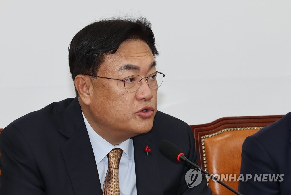 Rep. Chung Jin-suk, leader of the ruling People Power Party, speaks at a party response meeting at the National Assembly on Dec. 19, 2022. (Yonhap)