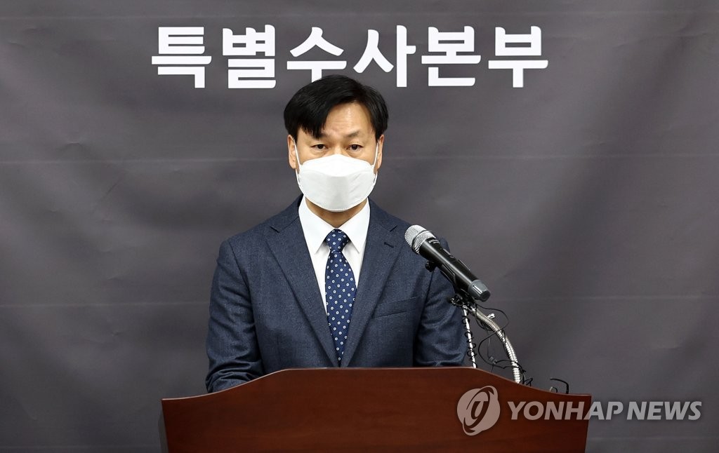 Son Je-han, chef de l'équipe d'enquête spéciale de la police, présente durant une conférence de presse le résultat de l'enquête sur le drame d'Itaewon, le vendredi 13 janvier 2023, à Mapo, dans l'ouest de Séoul.