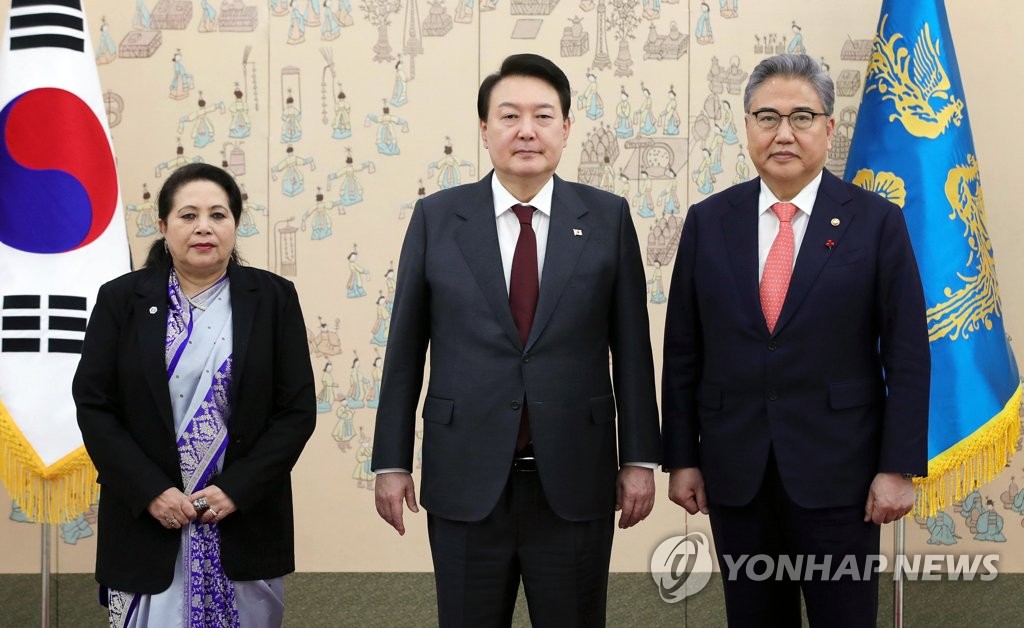 주한 네팔대사와 기념촬영하는 윤석열 대통령