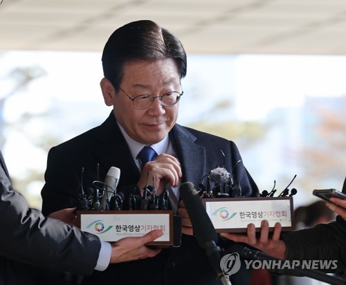 검찰 들어서는 이재명 대표