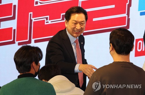 타운홀 미팅에서 인사하는 김기현 의원