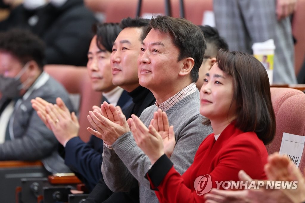 박수치는 안철수