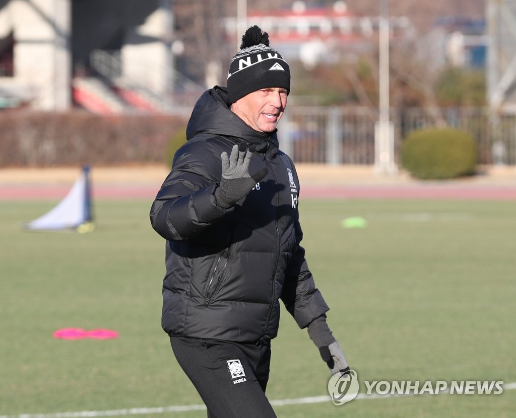 Colin Bell, head coach of the South Korean women's national football team, addresses his players during a training session at Munsu Football Stadium in Ulsan, 310 kilometers southeast of Seoul, on Jan. 30, 2023. (Yonhap)