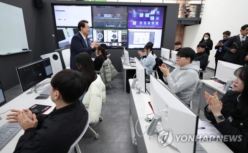 금오공대 직무훈련 참관하는 윤석열 대통령