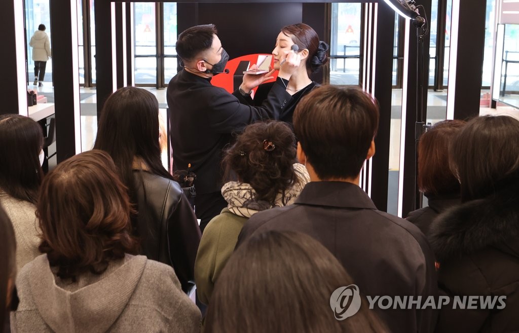 실내 마스크 해제에 화장품 업계 메이크업쇼 활기