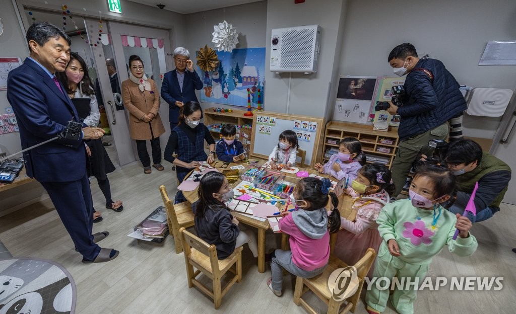 어린이집 원아들과 인사하는 이주호 사회부총리