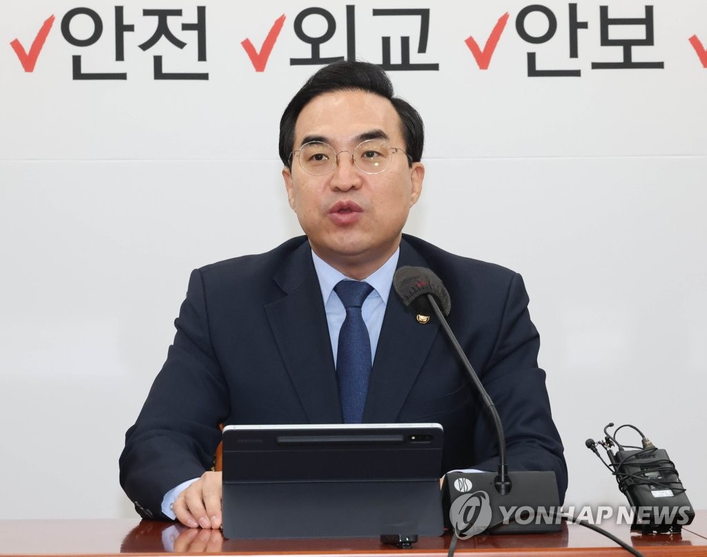 원내대책회의 발언하는 박홍근 원내대표