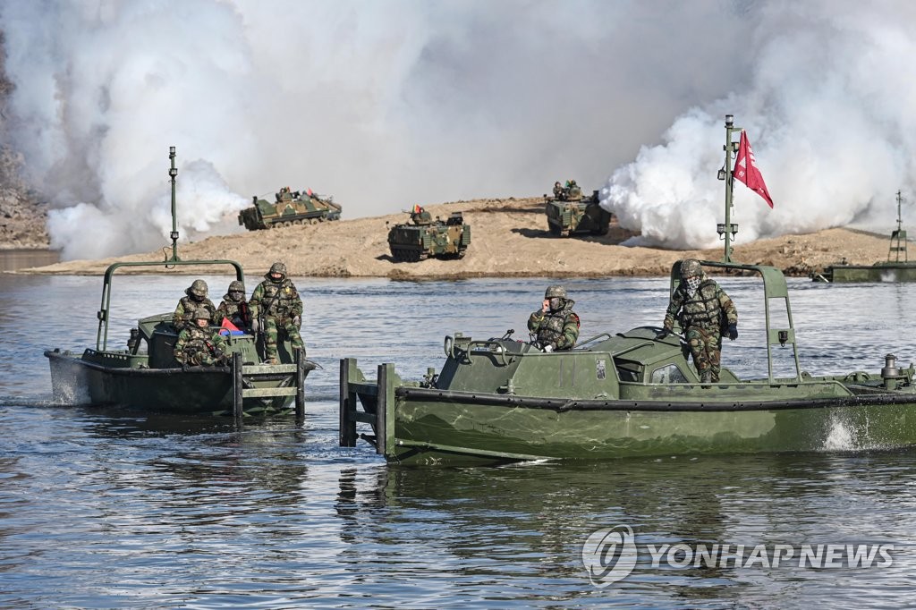 La foto, proporcionada, el 15 de marzo de 2023, por el Ejército de Corea del Sur, muestra a tropas surcoreanas y estadounidenses participando en unos simulacros combinados de cruce de río, en la comarca fronteriza de Yeoncheon, a 62 kilómetros de Seúl. Los ejercicios se iniciaron el 6 de marzo y terminarán el 17 del mismo mes. (Prohibida su reventa y archivo)