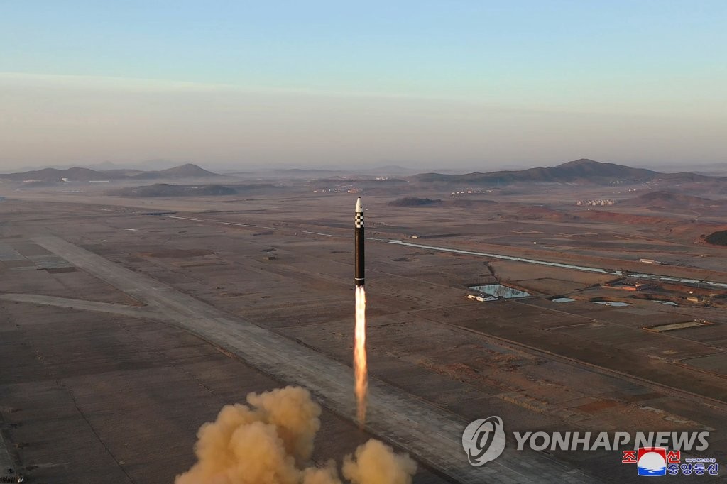 김정은 "핵전쟁억제력 강화로 적들에 두려움 줘야"…ICBM 참관
