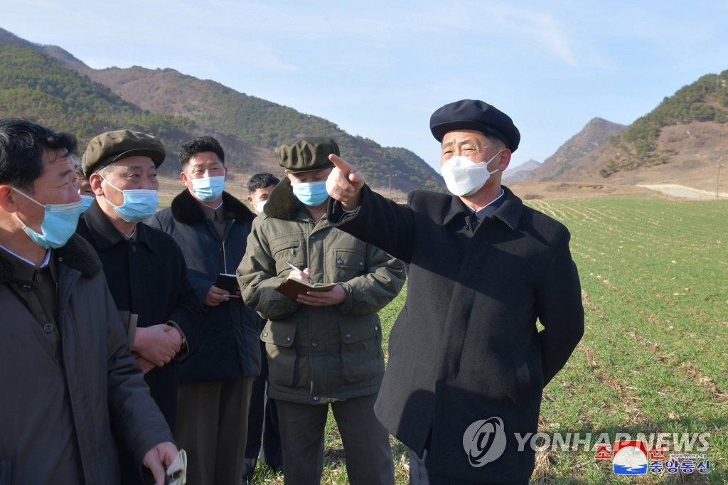 북한 김덕훈 총리, 수안군 석담농장 현지 요해