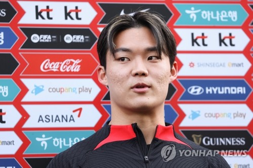 인터뷰하는 오현규