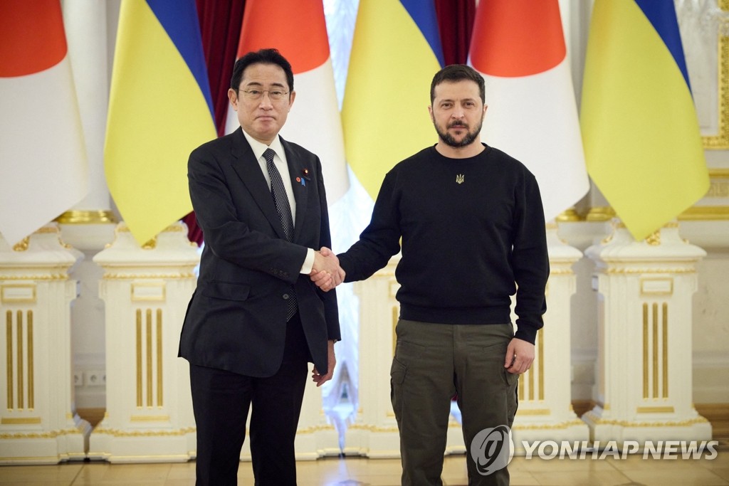 우크라 키이우서 악수하는 기시다와 젤렌스키