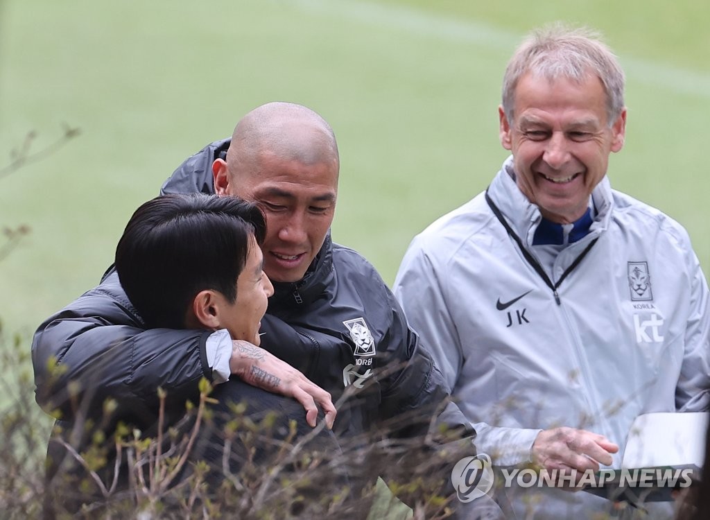 반갑게 인사하는 차두리와 이강인