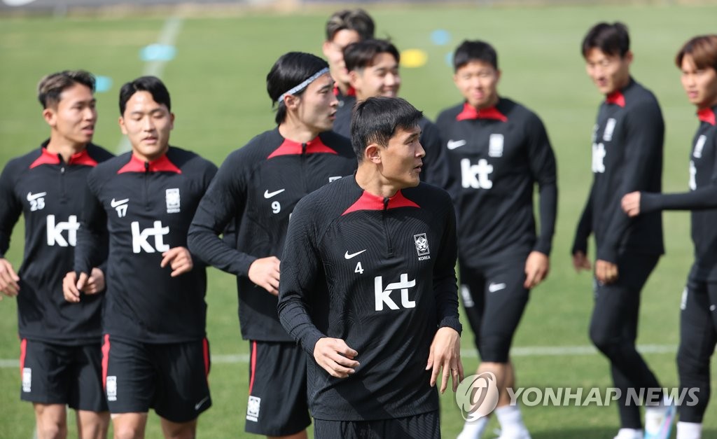 어딘가 바라보는 김민재