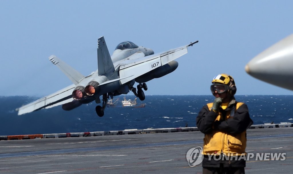 F/A-18F 슈퍼호넷 이함 훈련…니미츠 항모에서 진행