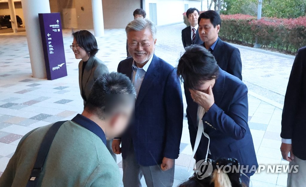 文 전 대통령 내외 지지자와 인사