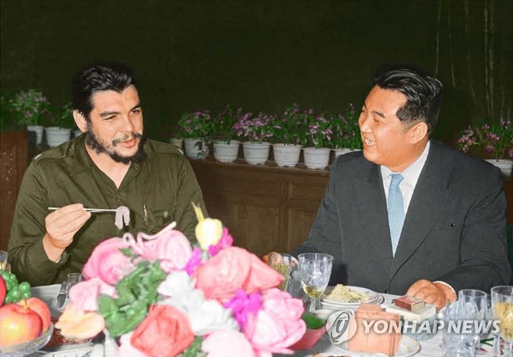 In this photo, captured from Choson, a North Korean propaganda outlet, North Korea's founder and then leader Kim Il-sung (R) meets with Cuba's revolutionary icon Ernesto "Che" Guevara, who was visiting Pyongyang with a delegation, in December 1960. (PHOTO NOT FOR SALE) (Yonhap) 
