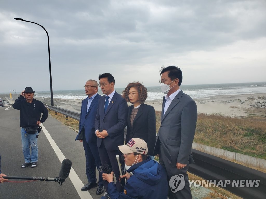 후쿠시마 원전 인근 방문한 민주당 방일단