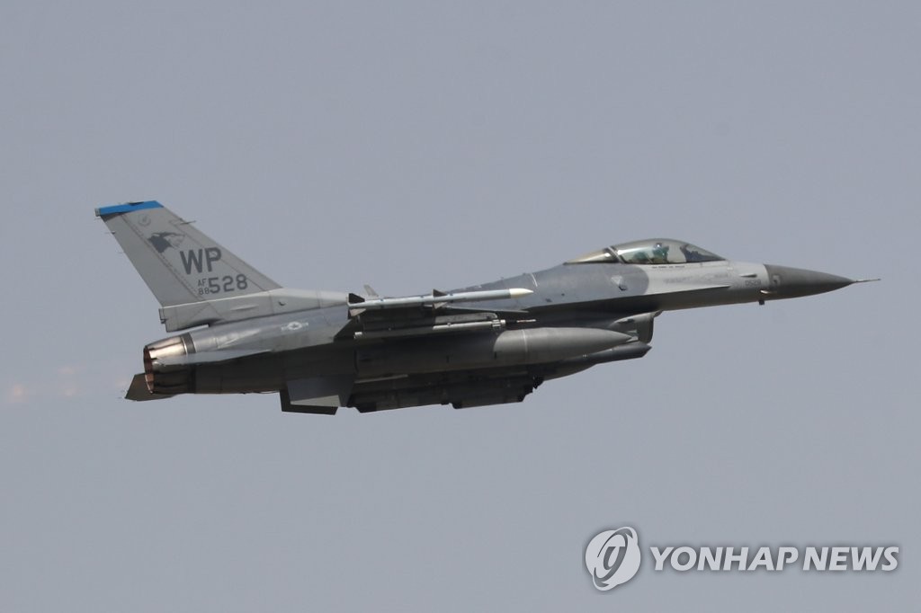 A U.S. F-16 fighter jet takes off from an air base in Gwangju, 267 kilometers south of Seoul, in this file photo taken April 17, 2023. (Yonhap)