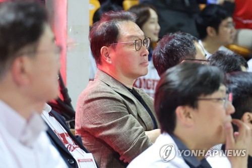 SK 홈경기장 찾은 최태원 회장