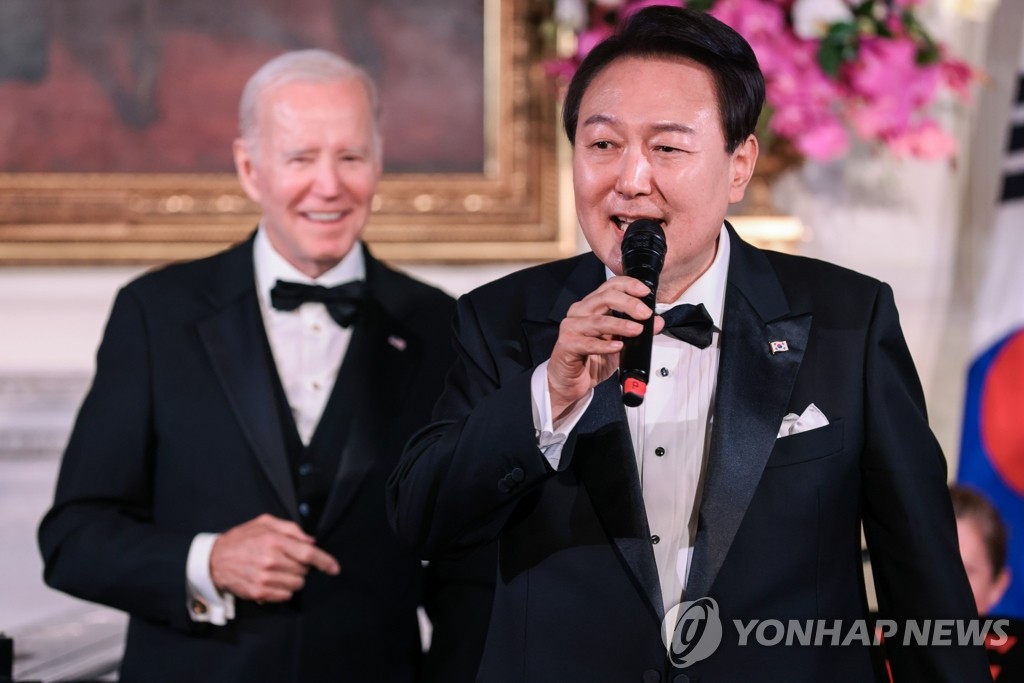 국빈 만찬서 노래 부르는 윤석열 대통령