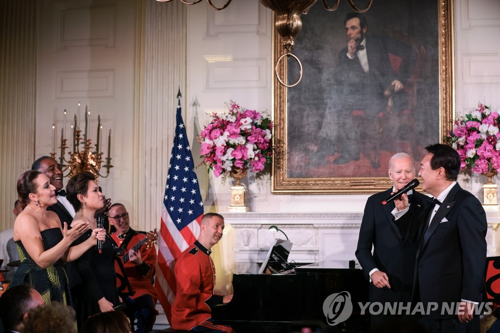 한미 정상 국빈 만찬서 노래 부르는 윤석열 대통령