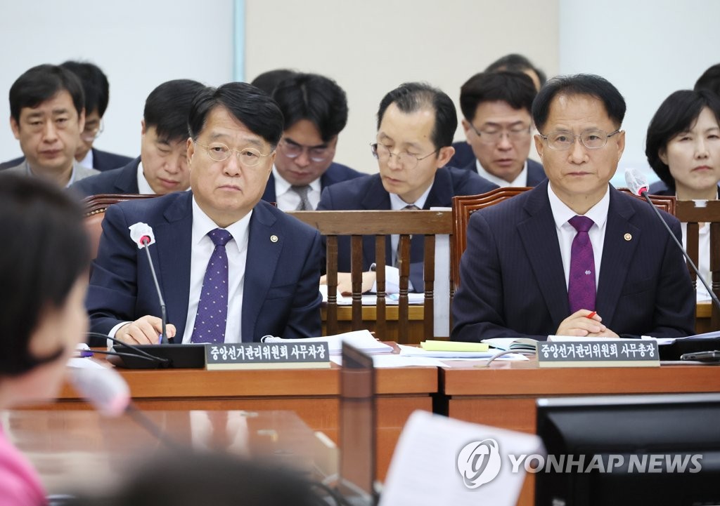 자녀특혜 채용 의혹 관련 질의 받는 선관위 사무총장과 사무차장
