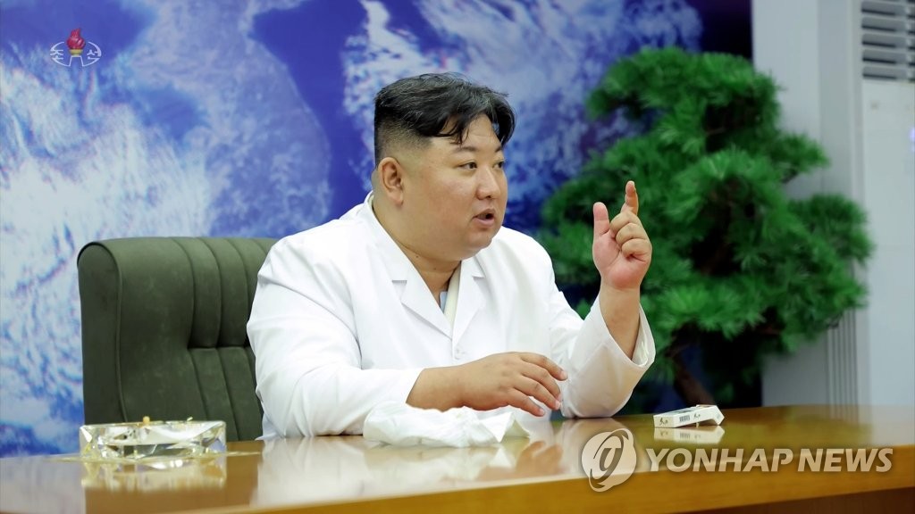 北朝鮮の朝鮮中央テレビは17日、金正恩(キム・ジョンウン)国務委員長(朝鮮労働党総書記)が衛星発射準備委員会の事業を現地指導し、「今後の行動計画」を承認したと報じた(同テレビの映像から)=(聯合ニュース)≪転載・転用禁止≫