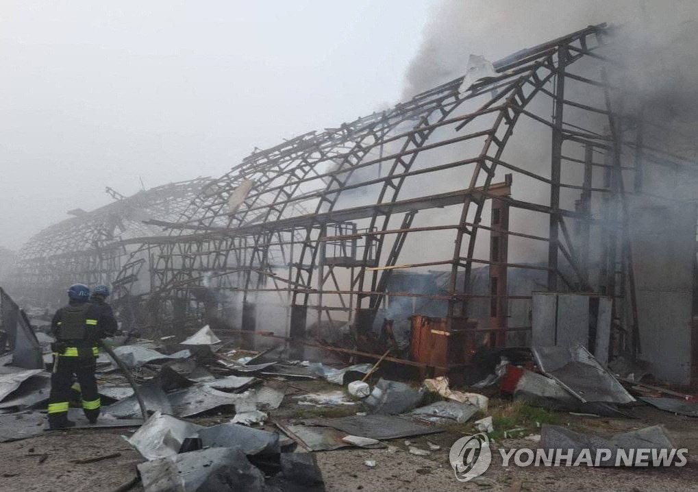 러'군 공격으로 연기 피어오르는 우크라 운송 업체 시설