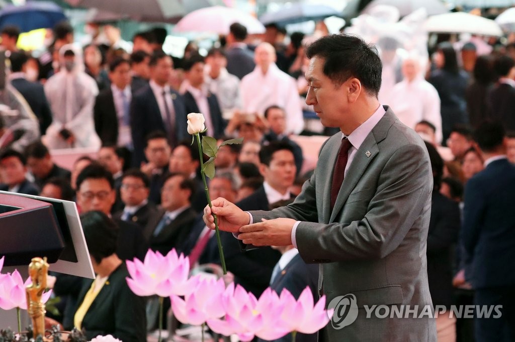 헌화하는 국민의힘 김기현 대표