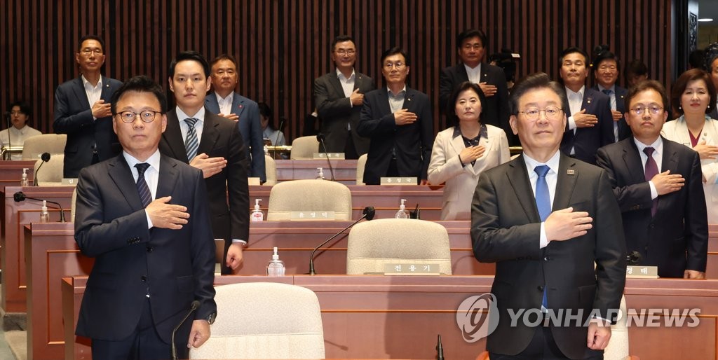 국기에 대한 경례하는 이재명 대표와 박광온 원내대표