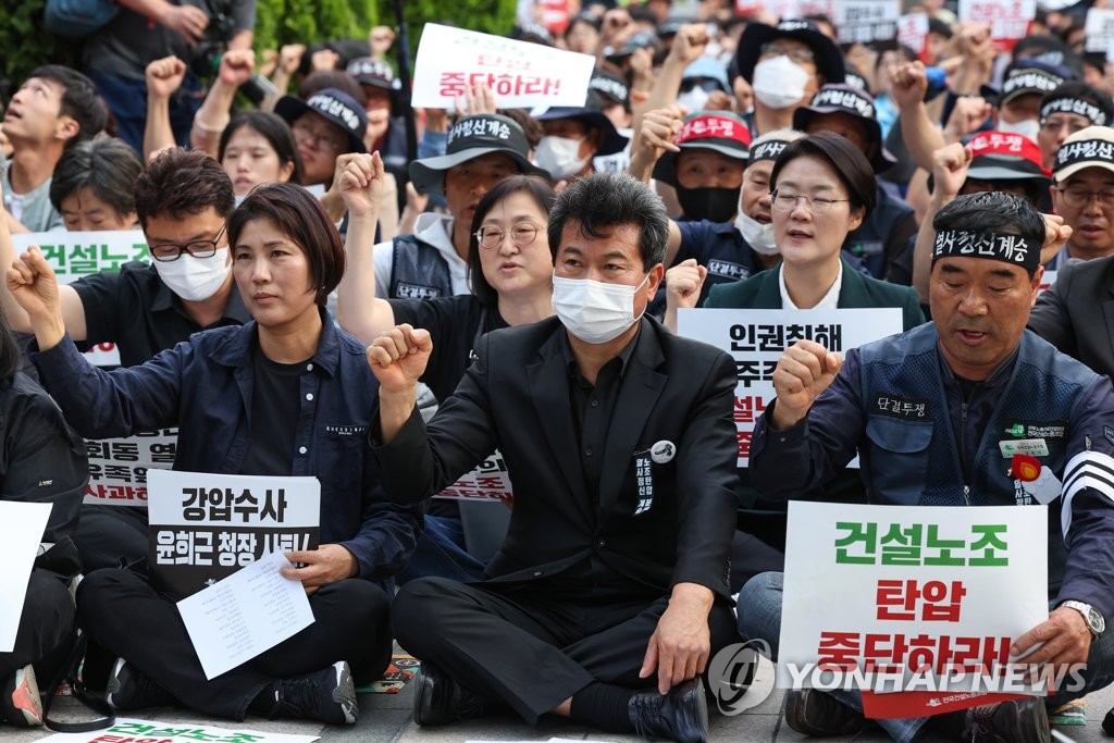 구호 외치는 양회동씨 유가족