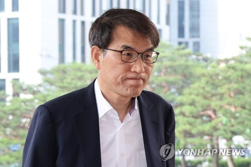 출근하는 노태악 선관위원장