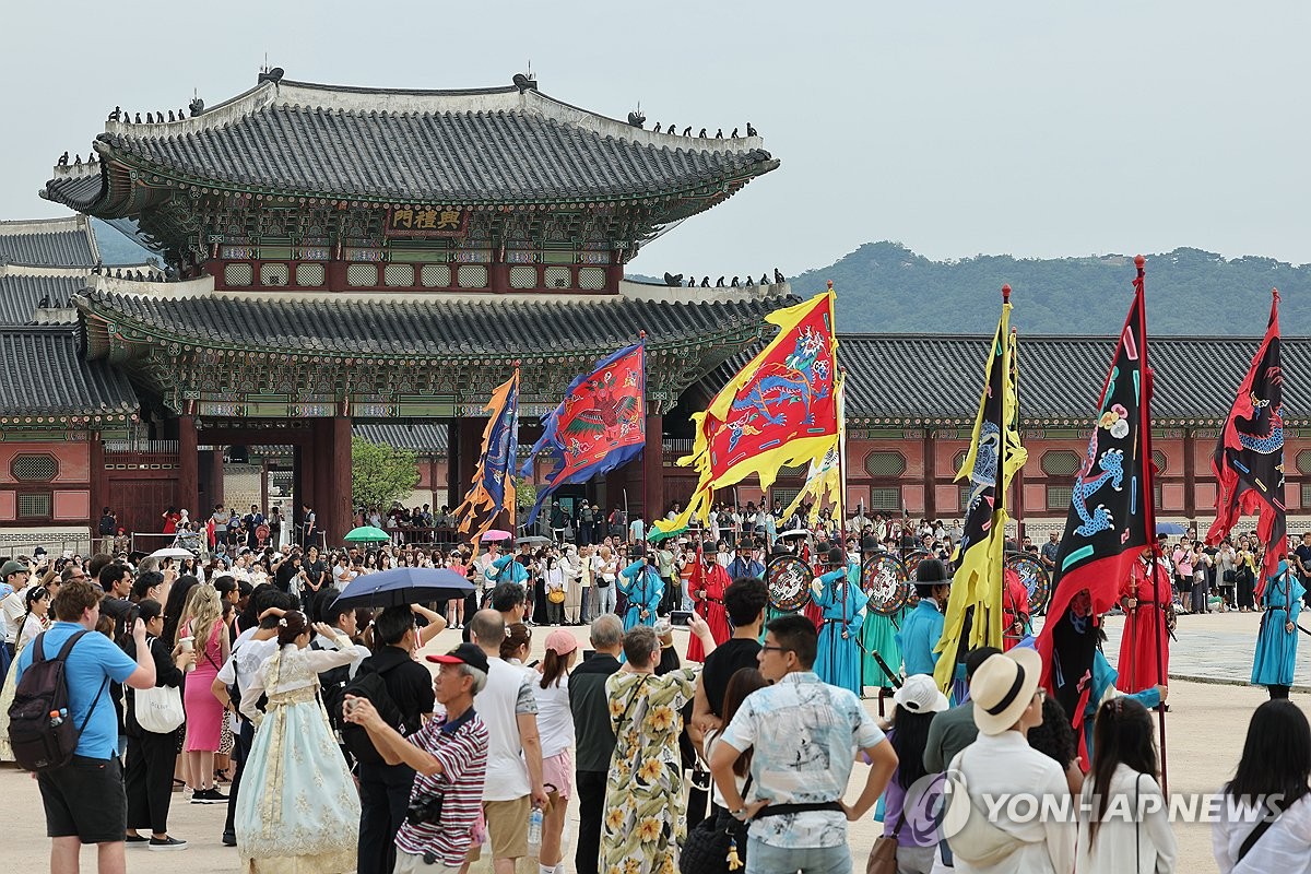كوريا تلغي رسوم تأشيرة السياحة وتزيد عدد الرحلات الجوية مع الصين لجذب السياح الصينيين - 1