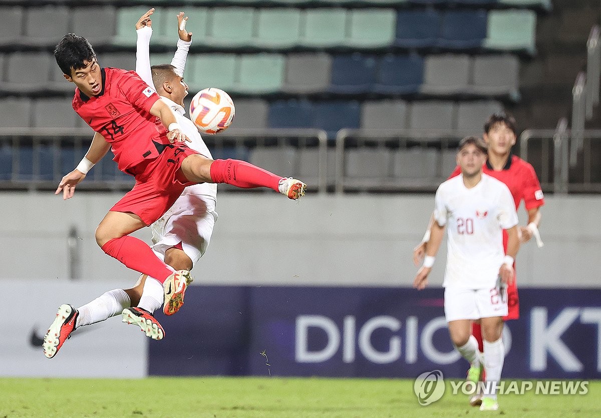 Paik Sang-hoon of South Korea (L) vies for the ball against Qatar during the teams' Group B match in the qualification tournament for the 2024 Asian Football Confederation U-23 Asian Cup at Changwon Football Center in the southeastern city of Changwon on Sept. 6, 2023. (Yonhap)