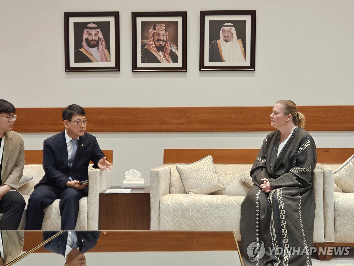 رئيس إدارة التراث الثقافي يجري محادثات مع مسؤولين من المتحف الوطني السعودي رئيس إدارة التراث الثقافي يجري محادثات مع مسؤولين من المتحف الوطني السعودي