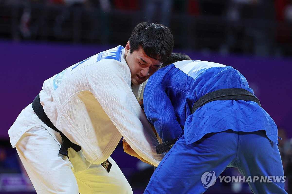 이준환, 81kg급 결승에서 (항저우=연합뉴스) 신현우 기자 = 25일 중국 항저우 샤오산 린푸 체육관에서 열린 항저우 아시안게임 유도 남자 81kg급 결승에서 한국 이준환이 타지키스탄 소몬 막메드베코프를 상대하고 있다. / 연합뉴스
