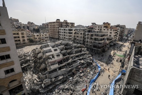 이스라엘 공격으로 무너진 가자지구 건물