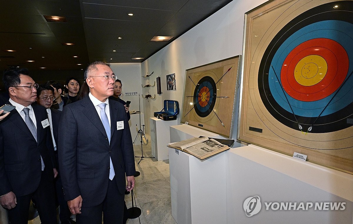 한국 양궁의 역사가 담긴 전시물 둘러보는 정의선 현대차그룹 회장