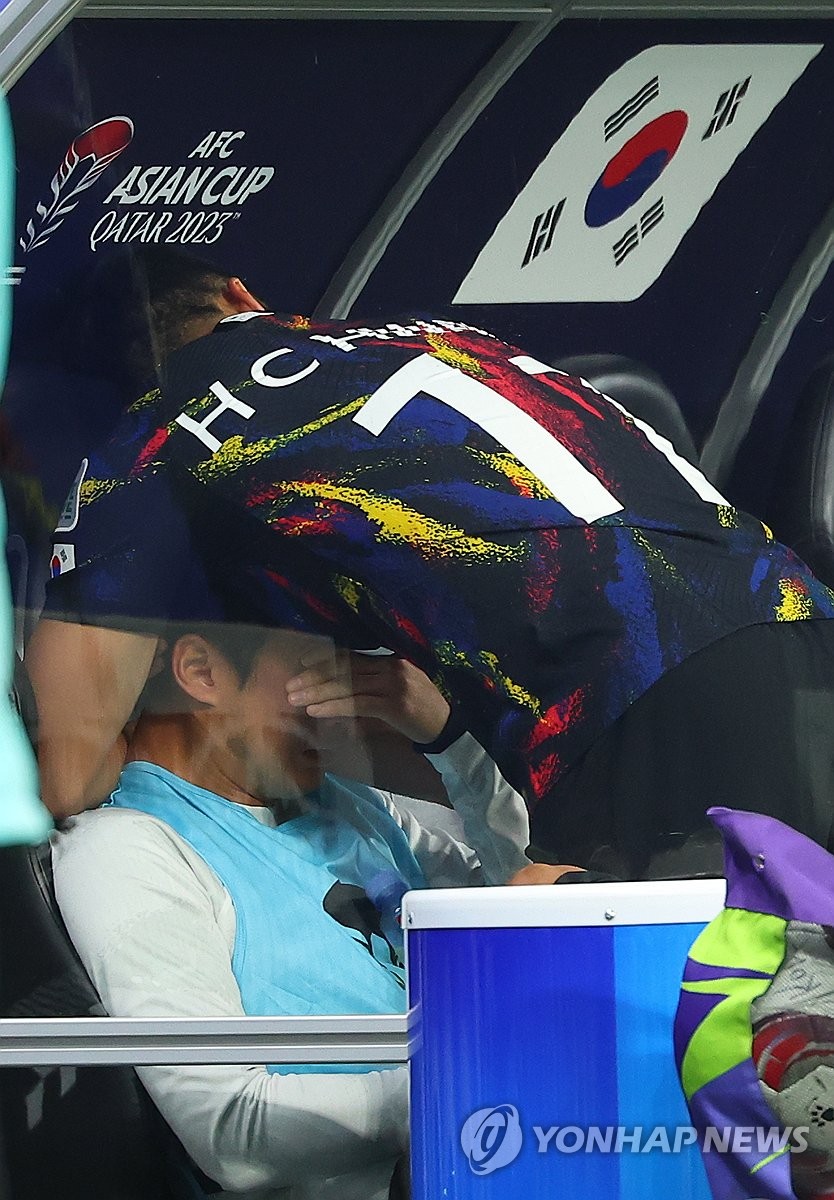 눈물 흘리는 김진수 위로하는 황희찬